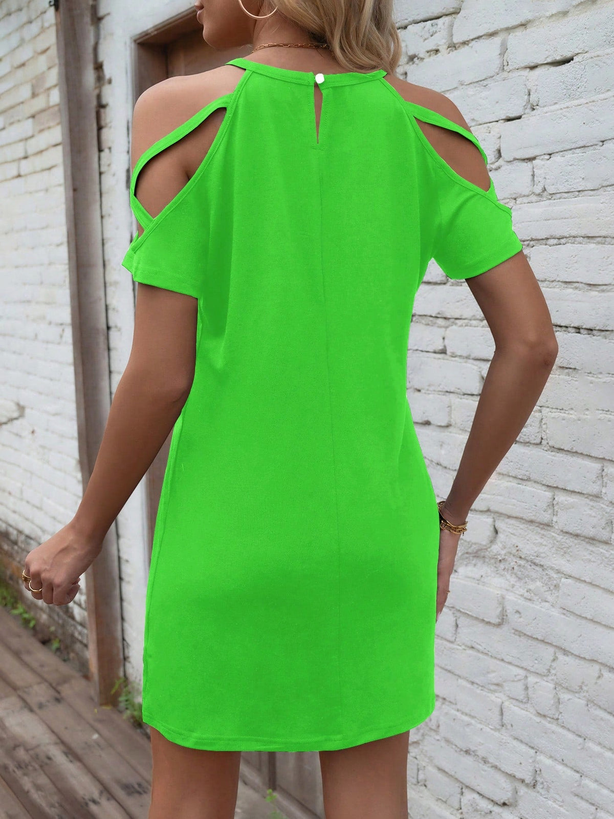 Abito a maglietta con spalle scoperte incrociato