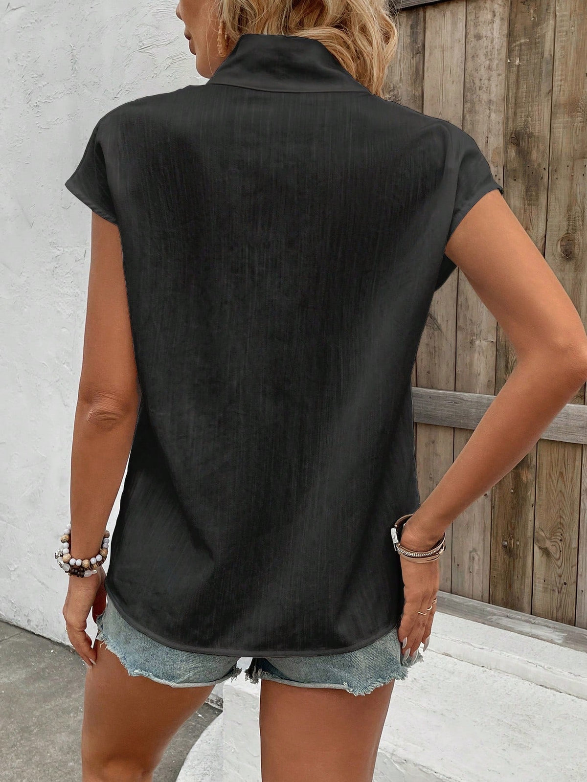 Camicia da donna a manica corta con colletto alla mandarina e bottoni diagonali per l"estate