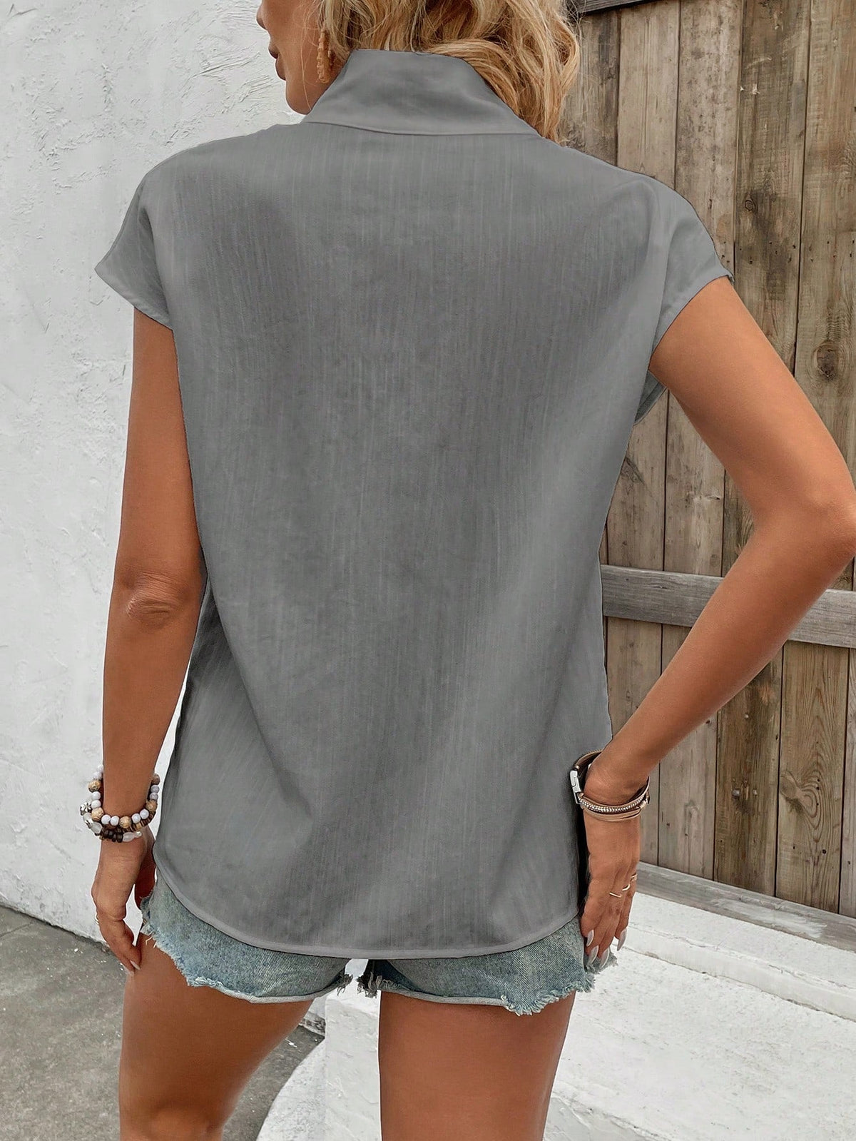 Camicia da donna a manica corta con colletto alla mandarina e bottoni diagonali per l"estate