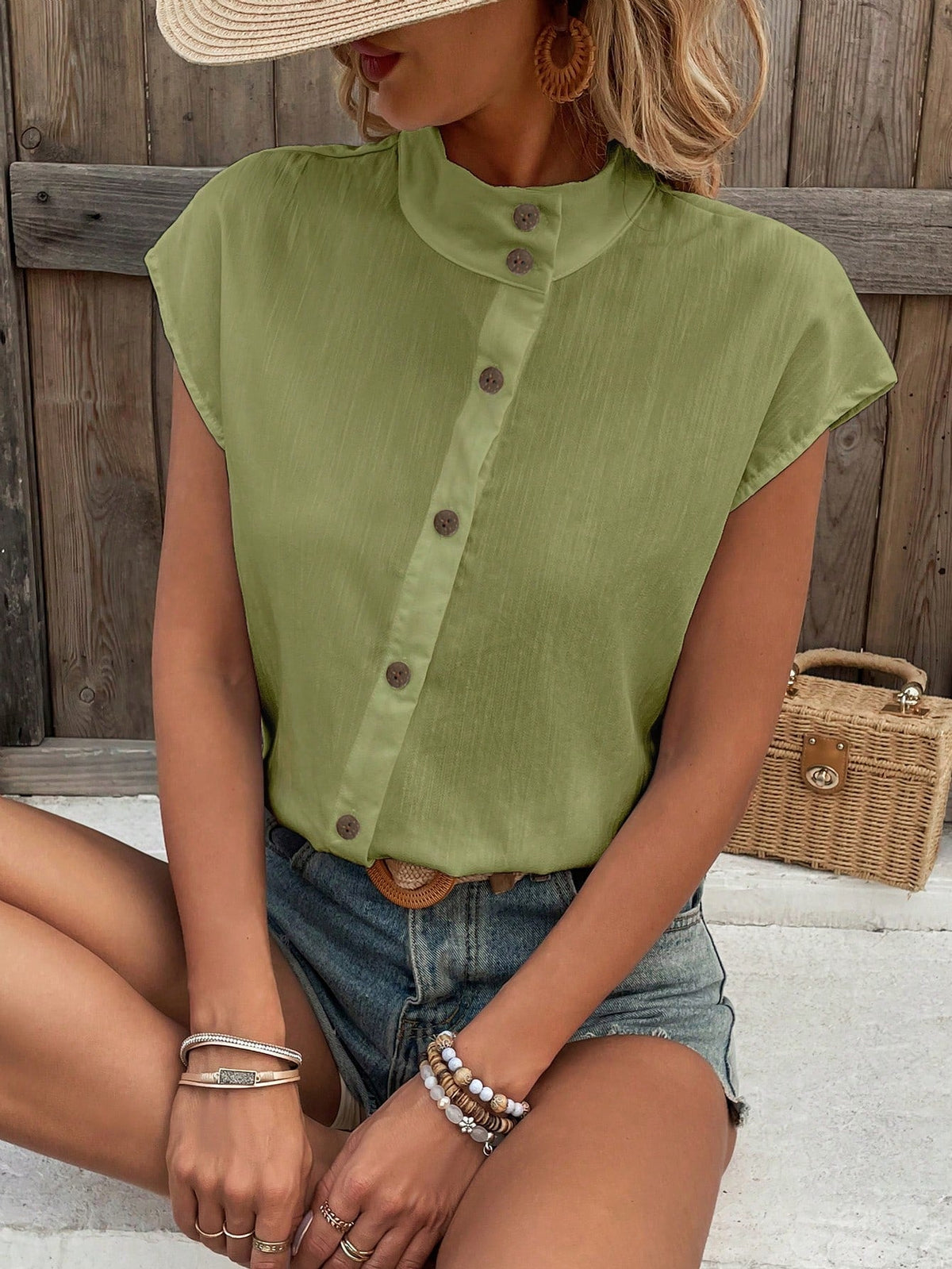 Camicia da donna a manica corta con colletto alla mandarina e bottoni diagonali per l"estate