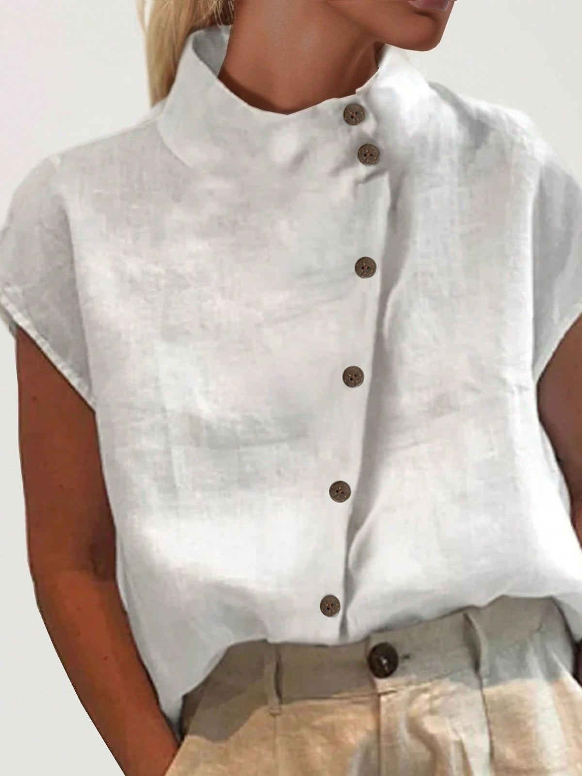 Camicia da donna a manica corta con colletto alla mandarina e bottoni diagonali per l"estate