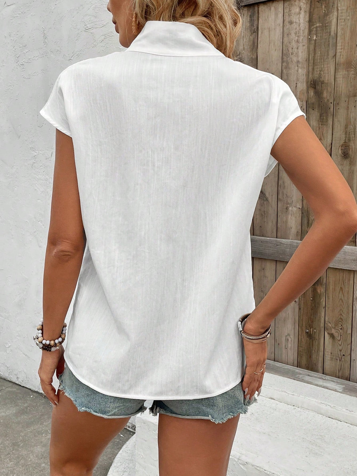 Camicia da donna a manica corta con colletto alla mandarina e bottoni diagonali per l"estate