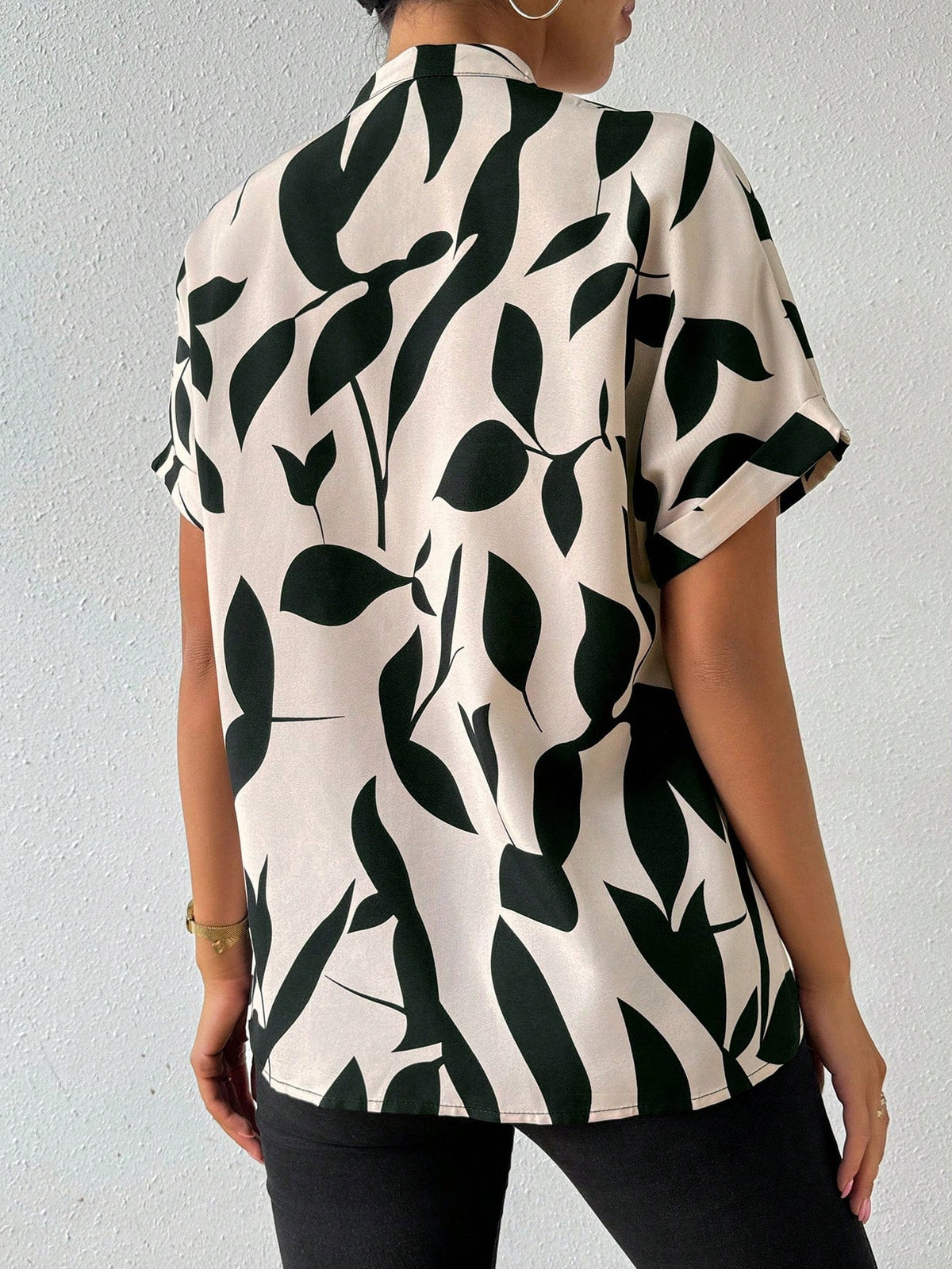 Camicia a maniche corte tinta unita con colletto alla coreana e chiusura frontale con bottoni per abbigliamento casual