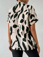 Camicia a maniche corte tinta unita con colletto alla coreana e chiusura frontale con bottoni per abbigliamento casual