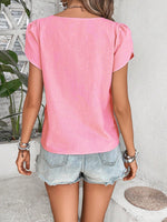 Top monocolore estivo con scollo asimmetrico e maniche a sbuffo perfetto per le vacanze