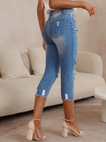 Pantaloni capri denim skinny strappati da donna