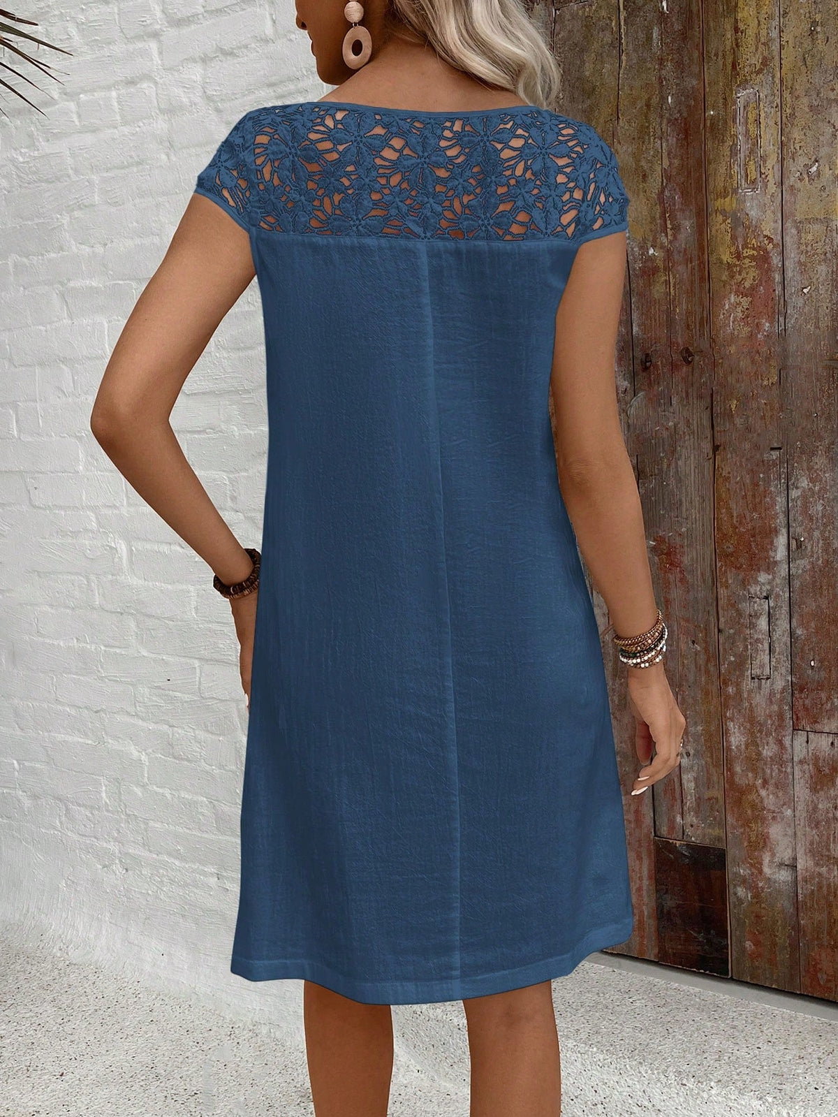 Abito casual estivo in cotone con patchwork in pizzo, colore solido bianco, vestito aderente per donne