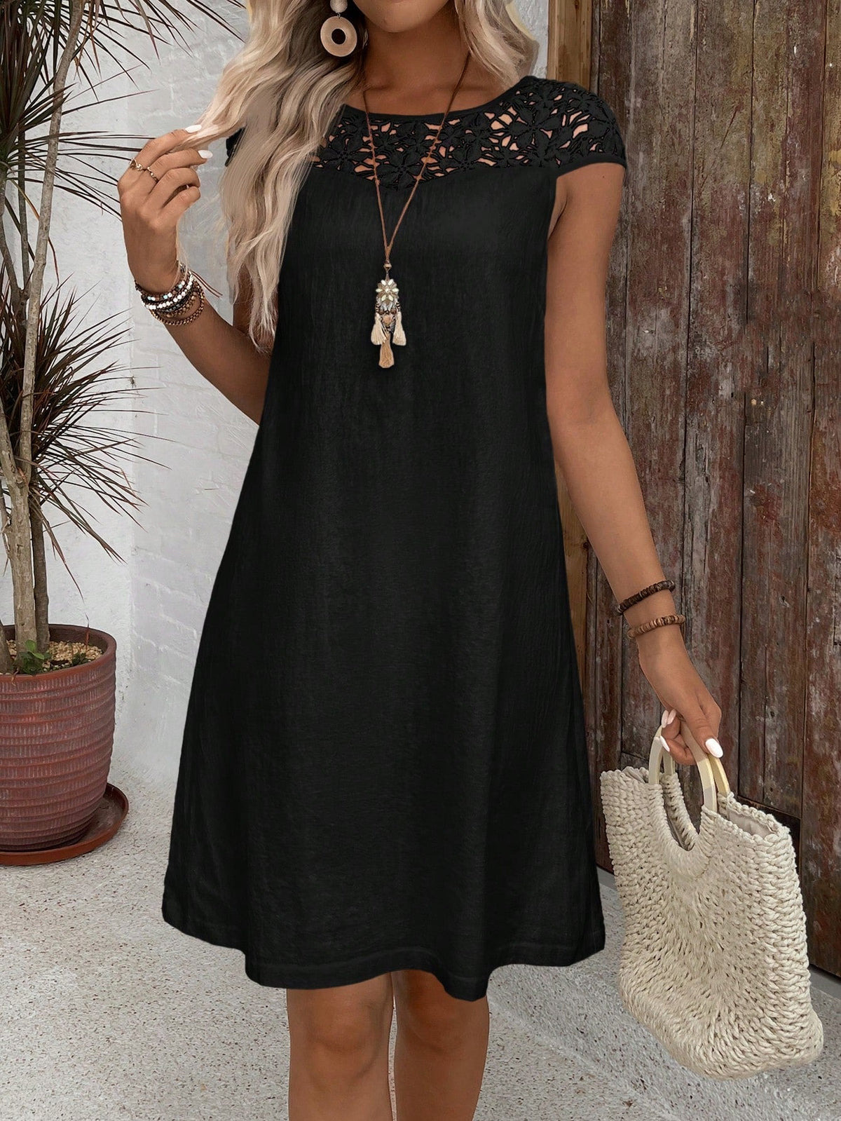 Abito casual estivo in cotone con patchwork in pizzo, colore solido bianco, vestito aderente per donne