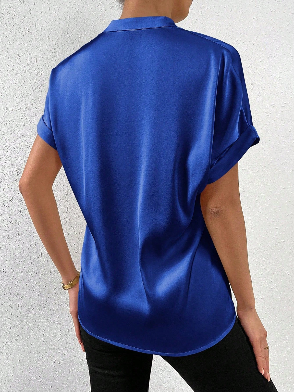 Camicia a maniche corte tinta unita con colletto alla coreana e chiusura frontale con bottoni per abbigliamento casual