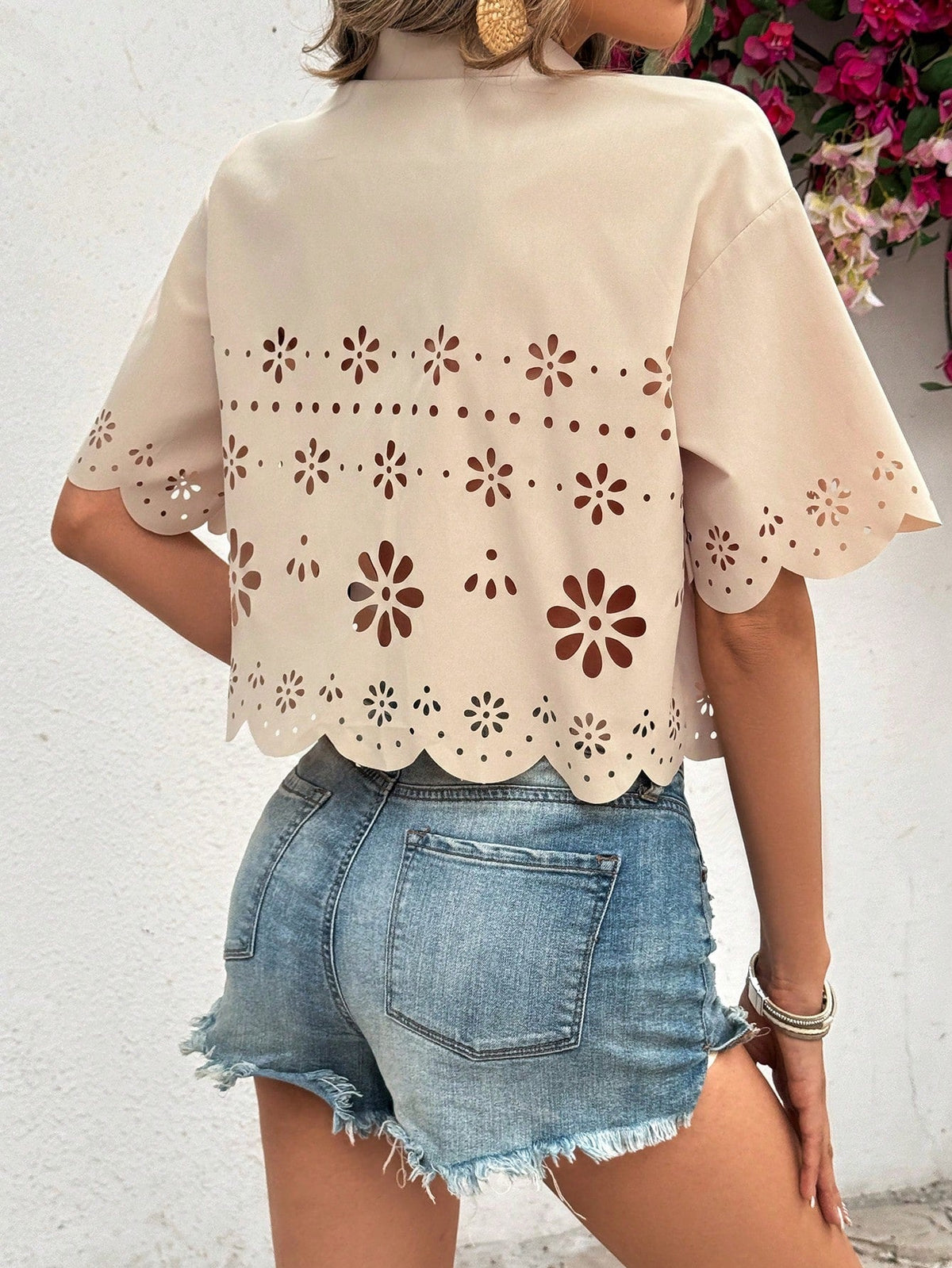 Camicia a maniche corte ricamata con bottoni frontali, semplice e traforata