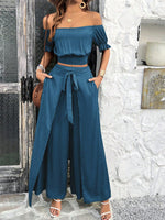 Due Pezzi Insieme Della Cima Corta Con Spalle Scoperte E Pizzo Applicato Con Pantaloni Larghi