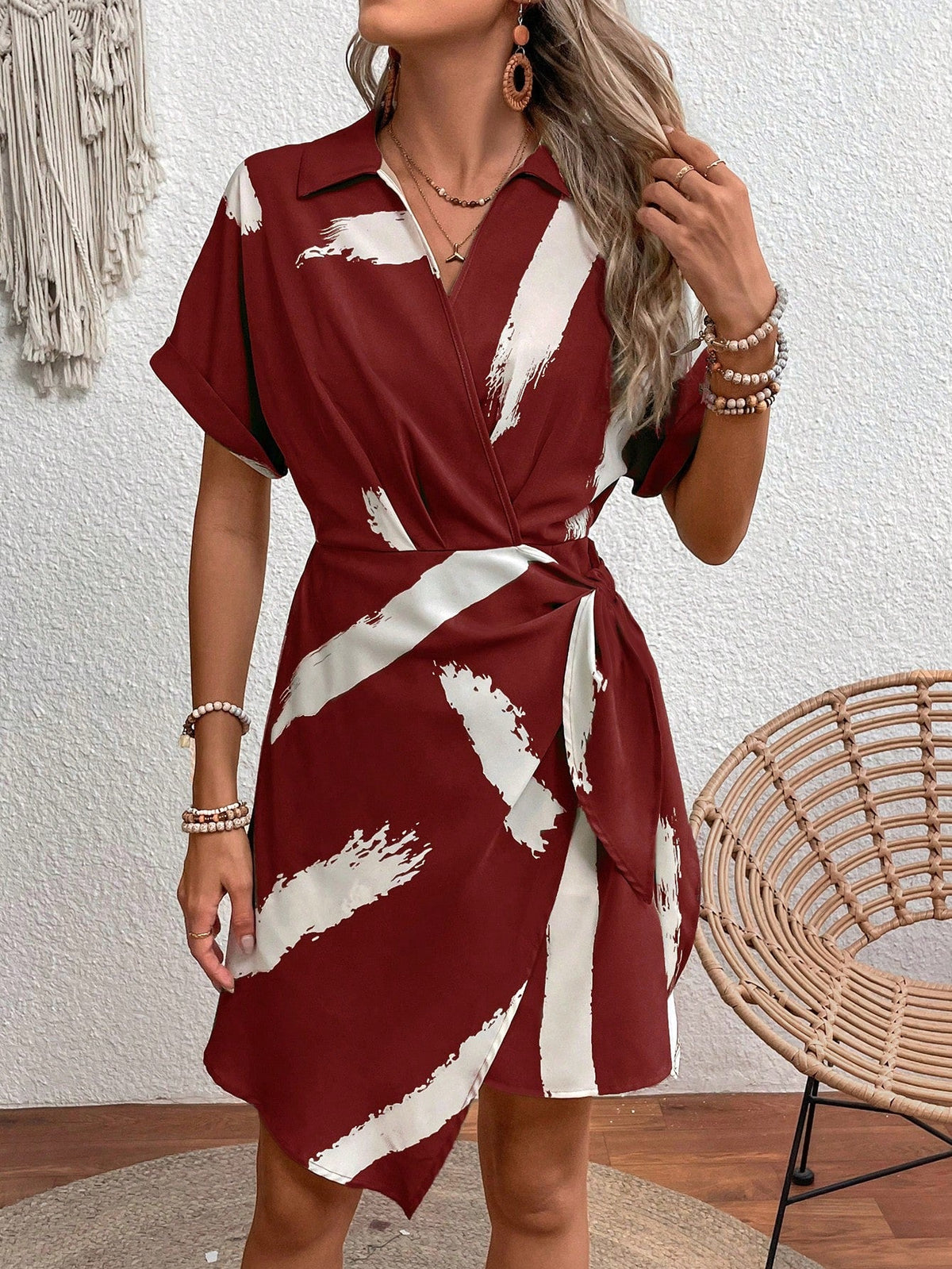Abito incrociato con stampa pennellate con manica a pipistrello nodo laterale