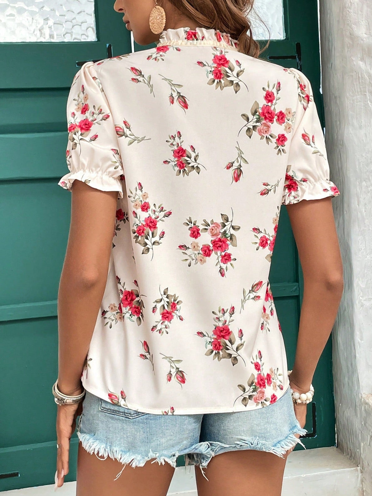 Camicetta con stampa floreale con cravatta al collo con manica a sbuffo