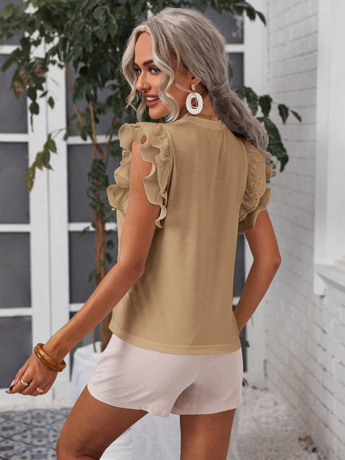 Maglietta semplice e ordinaria da donna con decorazioni di pizzo floreale da indossare ogni giorno