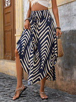 Abito a scacchi con nodo frontale e orlo asimmetrico