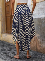 Abito a scacchi con nodo frontale e orlo asimmetrico