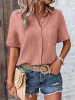 Camicia da donna con bottoni frontali, maniche corte e tessuto a trama per un look casual estivo