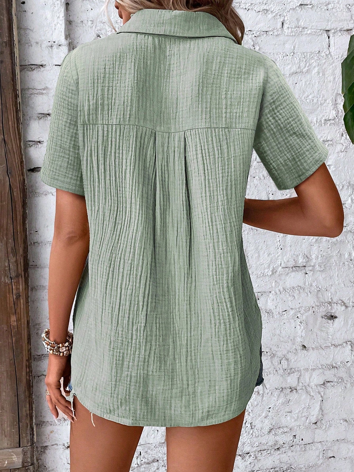 Camicia da donna con bottoni frontali, maniche corte e tessuto a trama per un look casual estivo