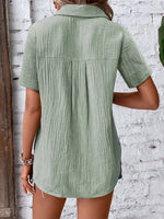 Camicia da donna con bottoni frontali, maniche corte e tessuto a trama per un look casual estivo