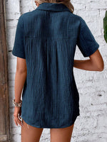 Camicia da donna con bottoni frontali, maniche corte e tessuto a trama per un look casual estivo