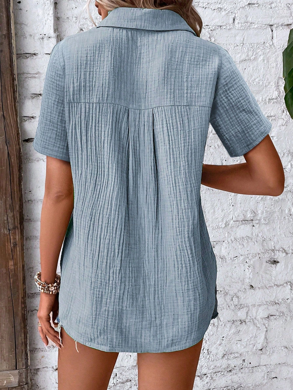 Camicia da donna con bottoni frontali, maniche corte e tessuto a trama per un look casual estivo