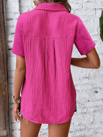 Camicia da donna con bottoni frontali, maniche corte e tessuto a trama per un look casual estivo