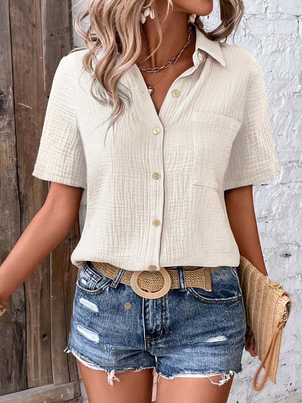 Camicia da donna con bottoni frontali, maniche corte e tessuto a trama per un look casual estivo