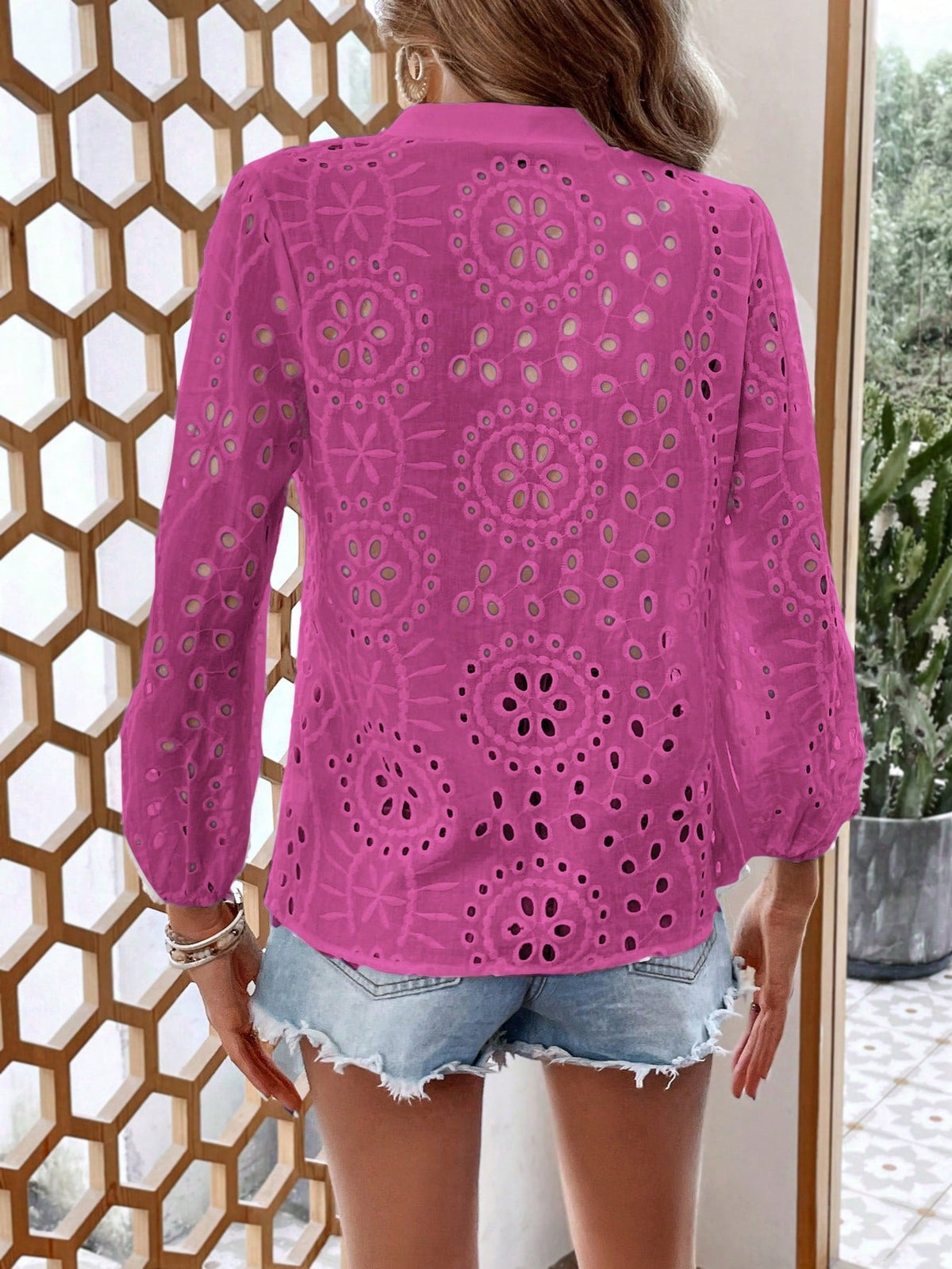 Camicia a maniche a lanterna con maniche a manica colorata e incavo ricamato per vacanze e tempo libero