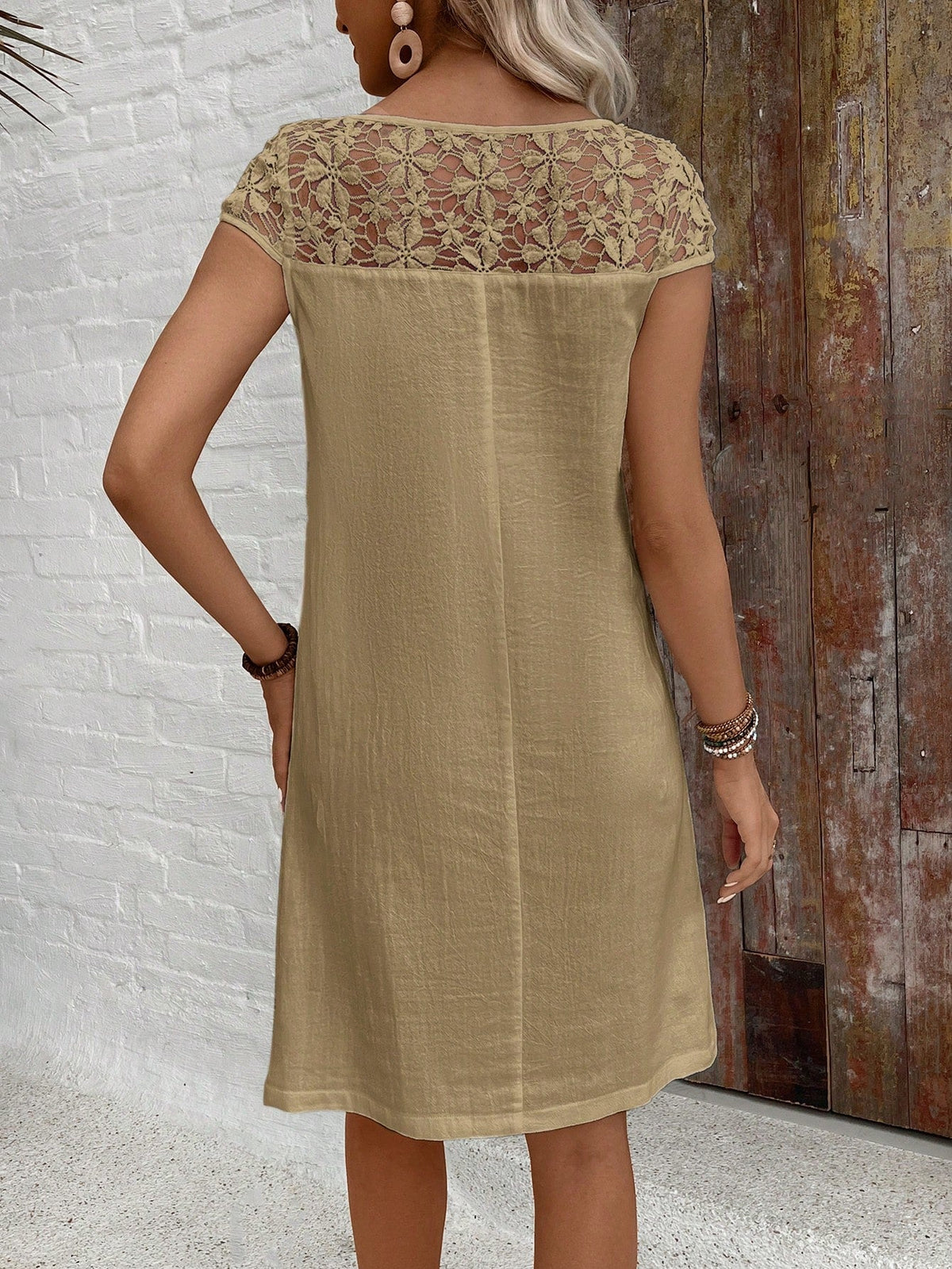 Abito casual estivo in cotone con patchwork in pizzo, colore solido bianco, vestito aderente per donne