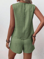 Set Due Pezzi Top Canotta Smanicato Con Collo A V Decorato Da Bottoni E Pantaloncini A Vita Alta Tinta Unita Per Donna