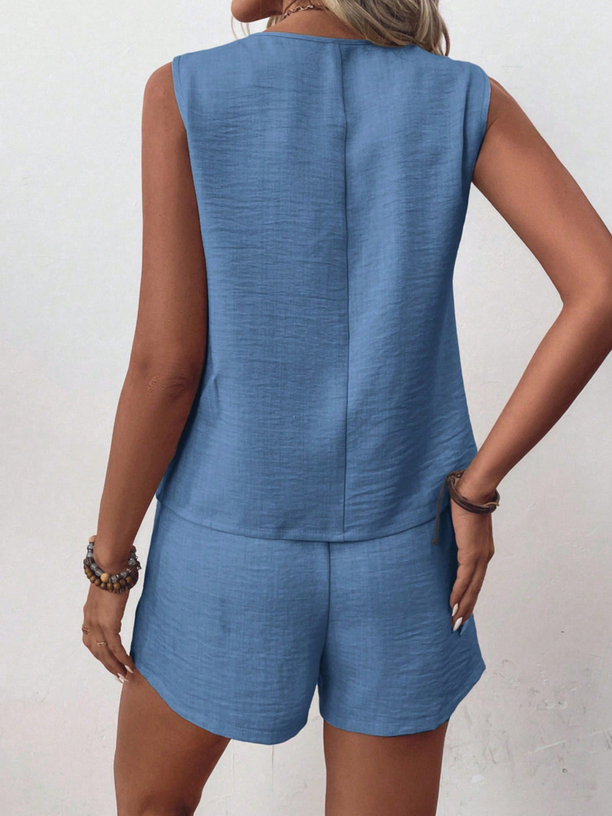 Set Due Pezzi Top Canotta Smanicato Con Collo A V Decorato Da Bottoni E Pantaloncini A Vita Alta Tinta Unita Per Donna