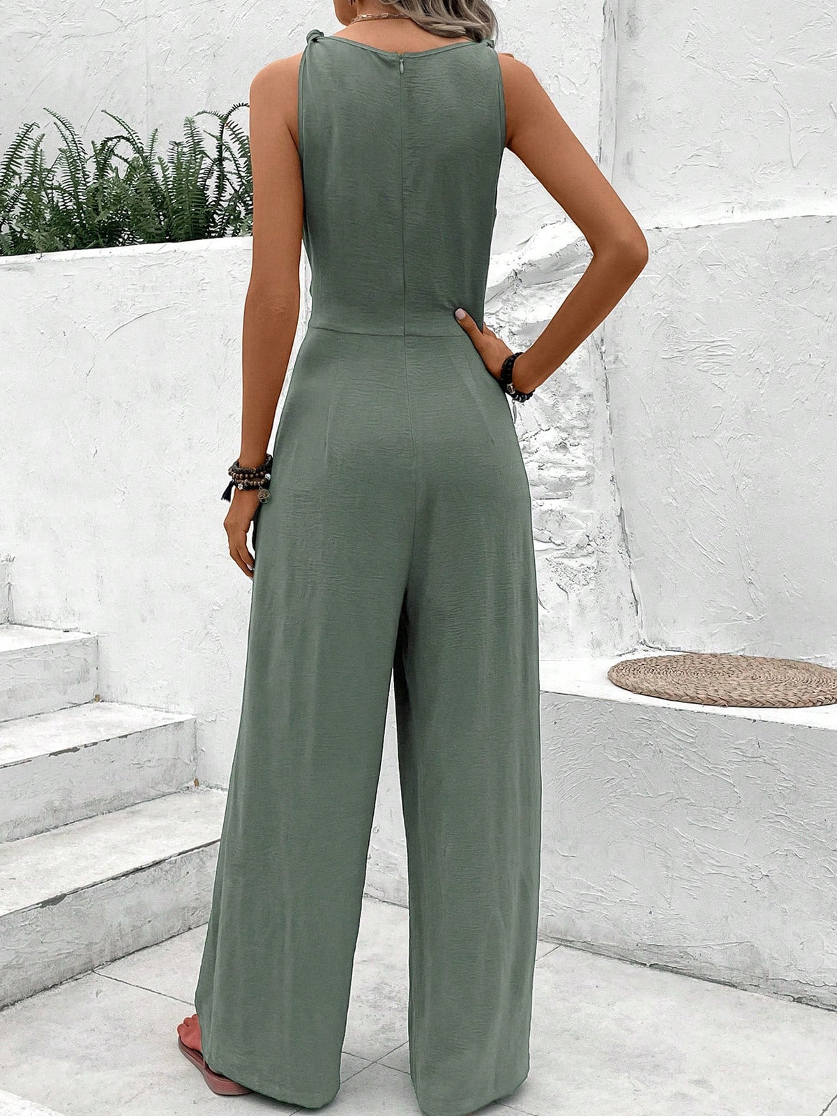 Salopette blu navy con scollo a V e cinturino intrecciato per donne