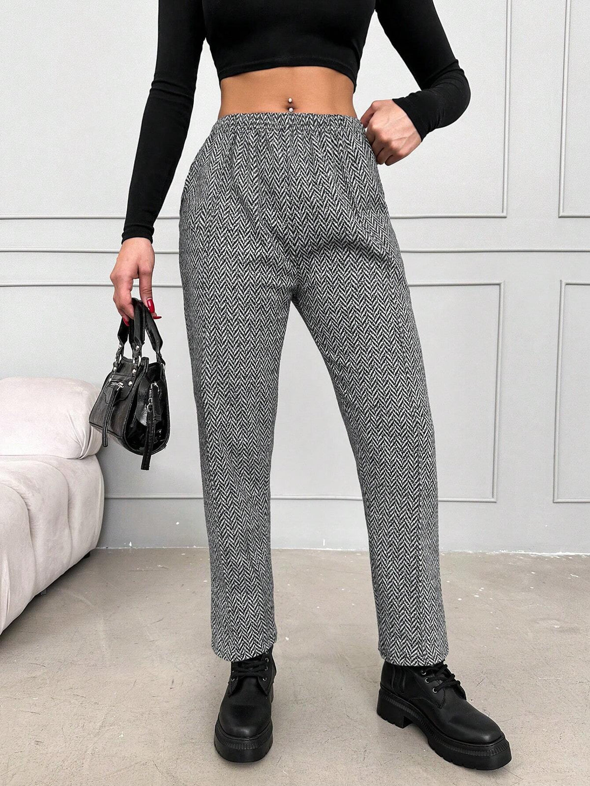 Pantaloni con elastico in vita e tasche inclinate