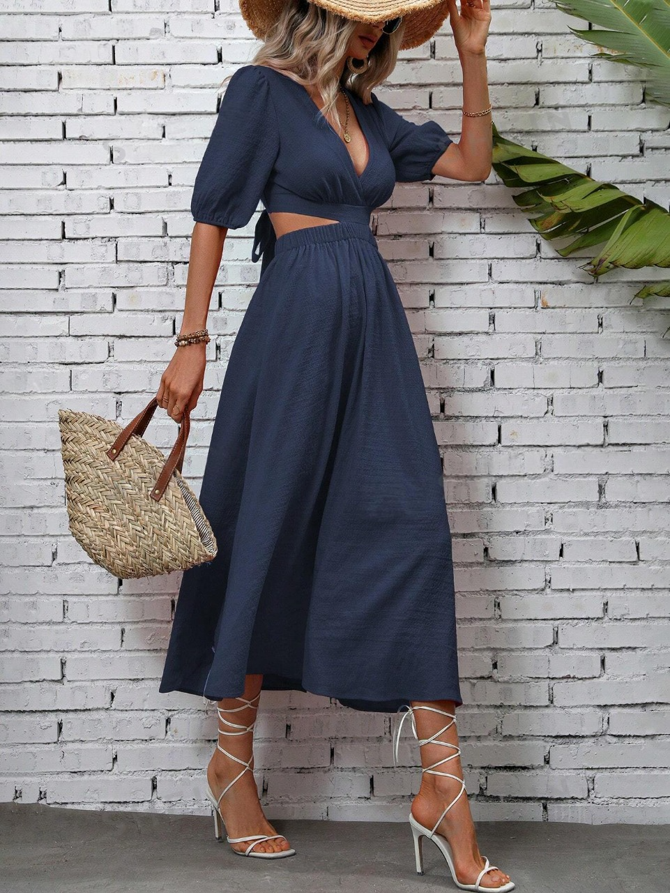 Abito trapezio scollo profondo con cut out sulla vita