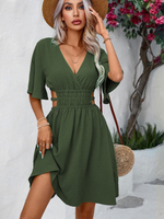 Abiti con cut out sulla vita manica a farfalla