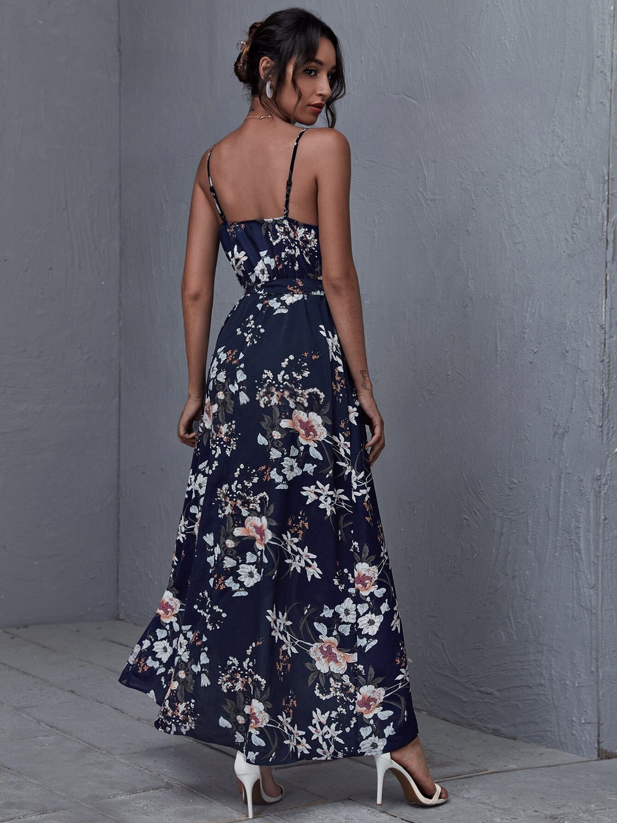 Abito bretelle sottili con stampa floreale e cintura