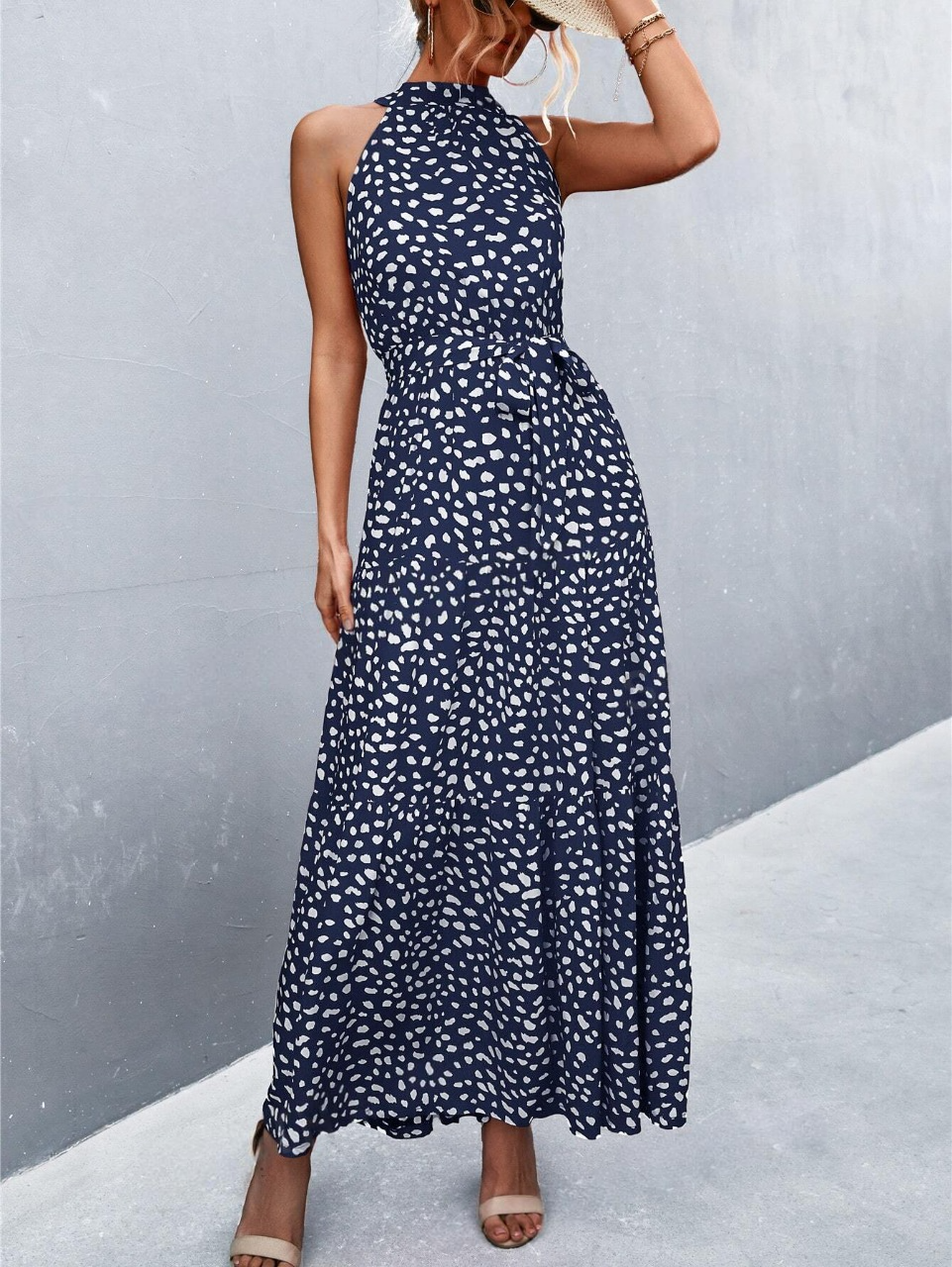 Abito con capestro e cintura e stampata dappertutto