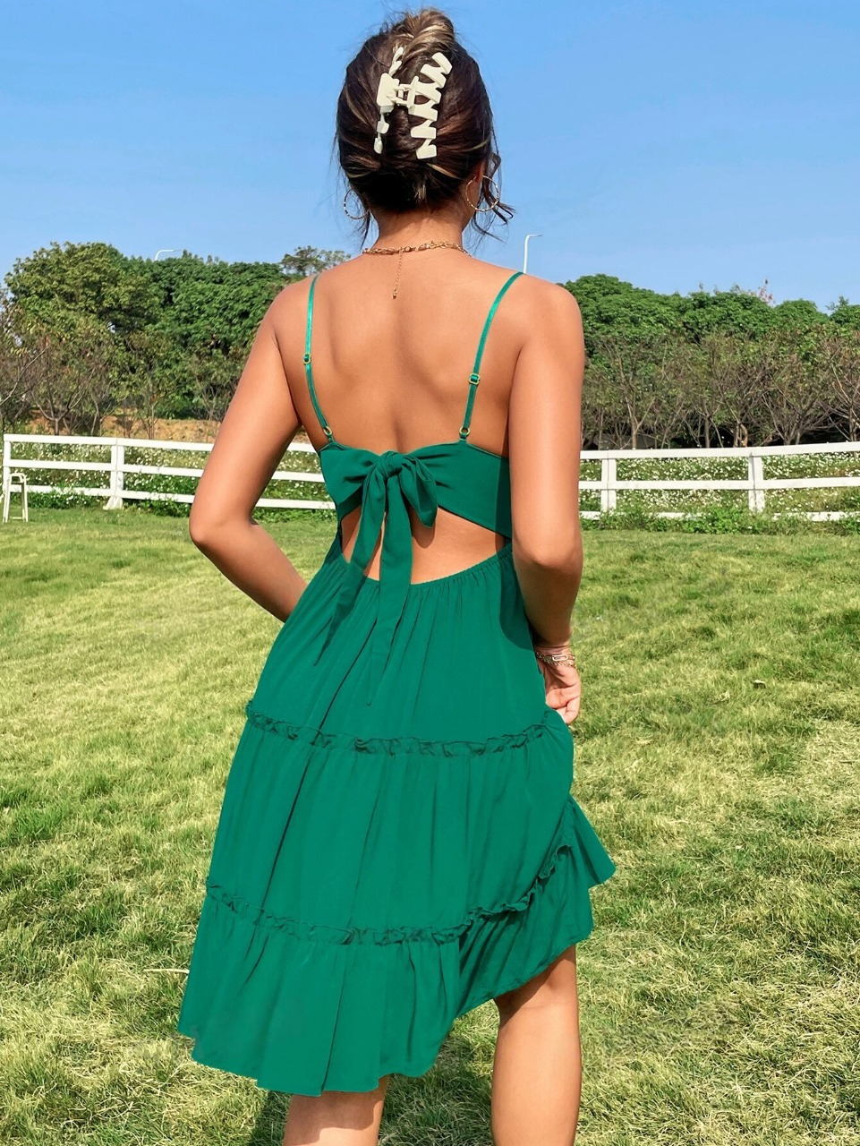 Abito con bretelle sottile inserto in pizzo guipure orlo a strati con nodo dietro