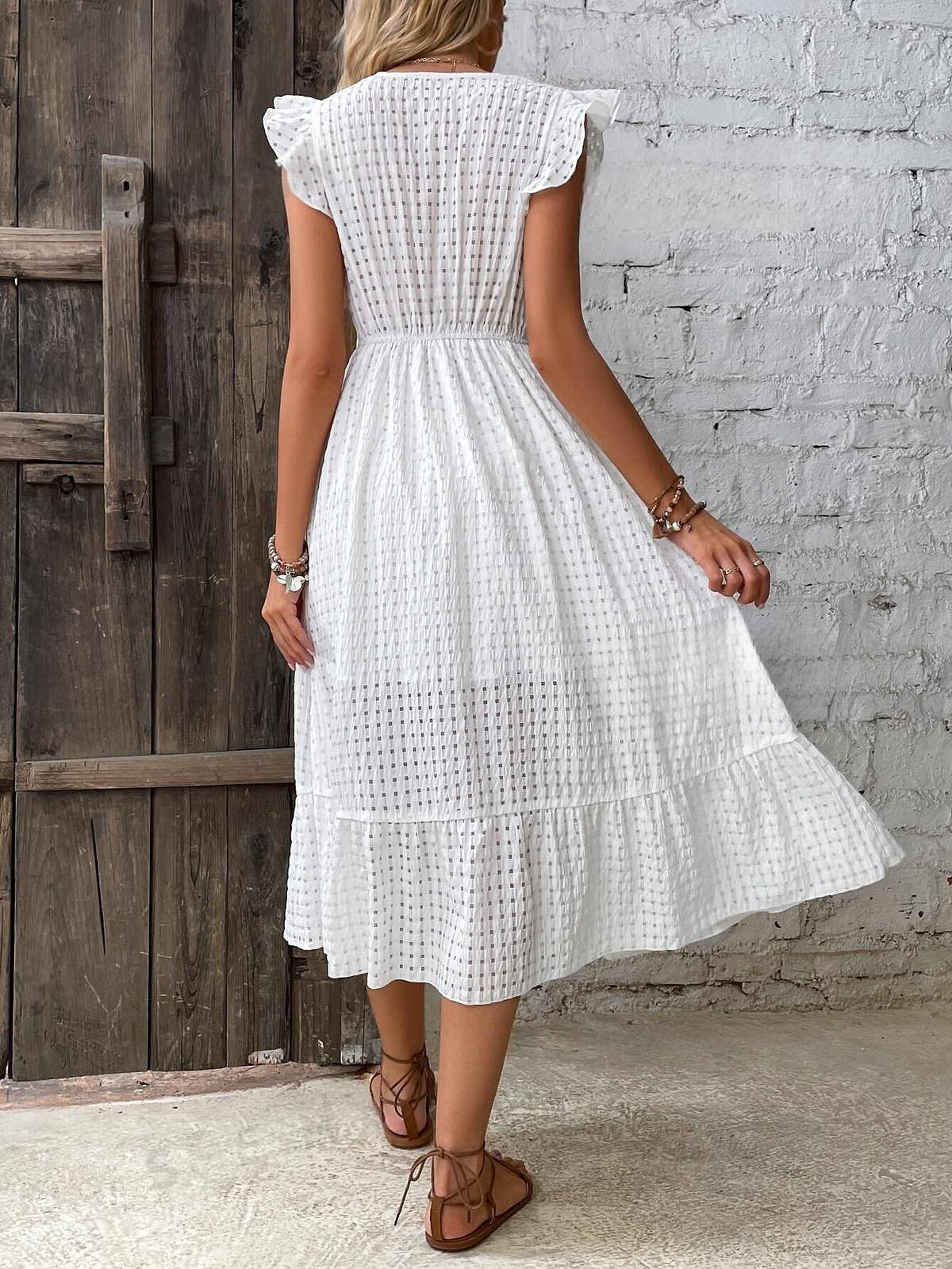 Abito incrociato monocolore con bordo a volant