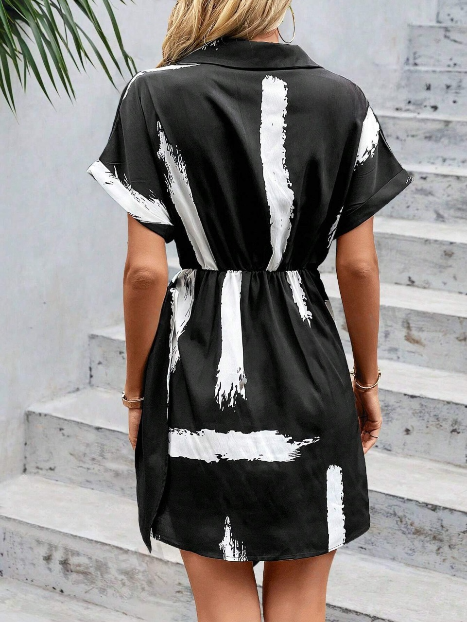 Abito incrociato con stampa pennellate con manica a pipistrello nodo laterale