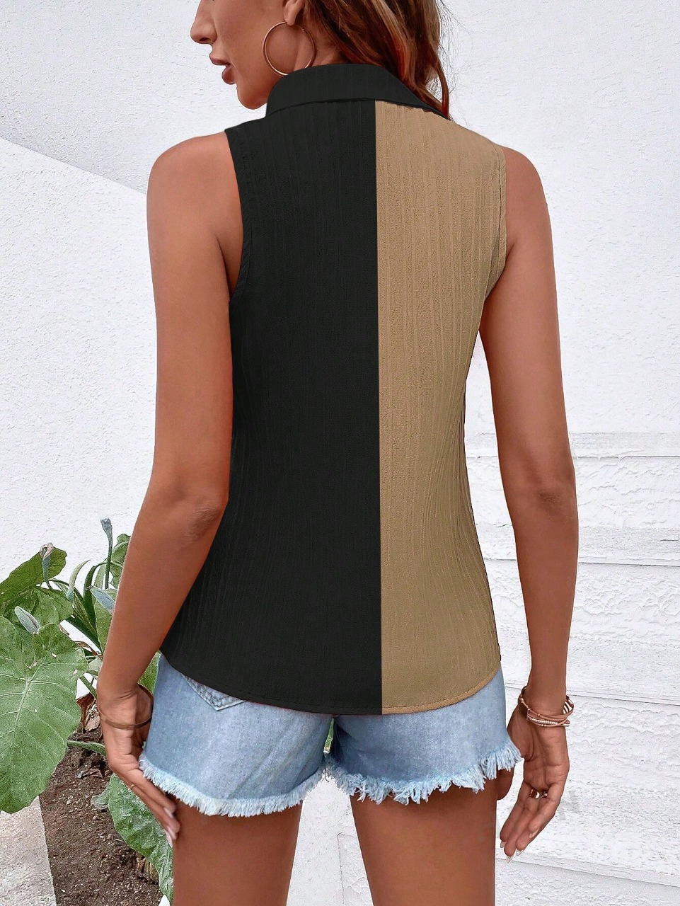 Camicia bicolore con bottone frontale senza maniche