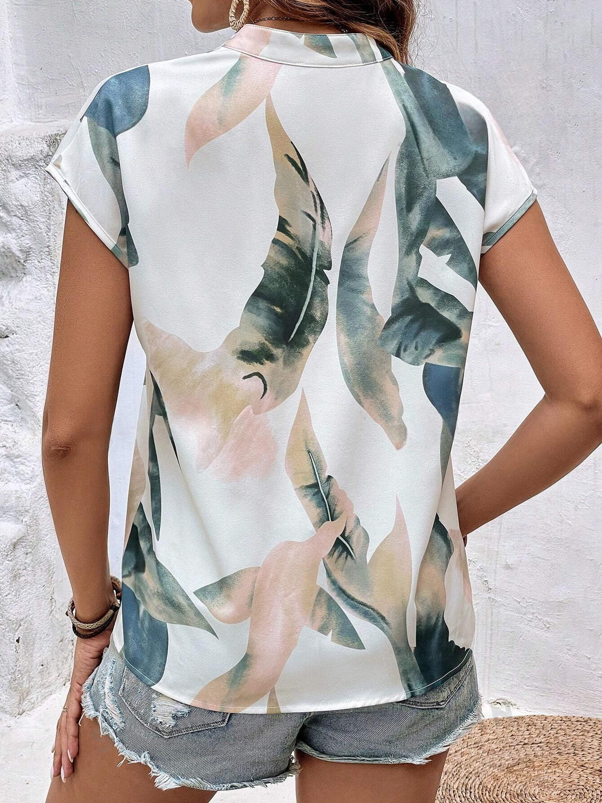 Blusa A Scollo A V Con Maniche A Pipistrello E Scollatura Increspata Grafica