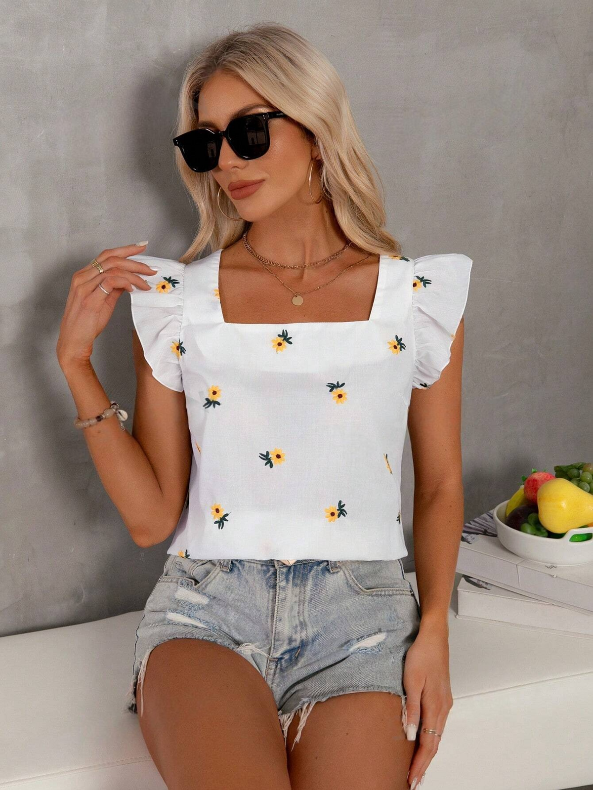 Blusa estiva casual da donna con ricamo floreale, scollo a quadrato, orlo a volant e decorazione per le vacanze