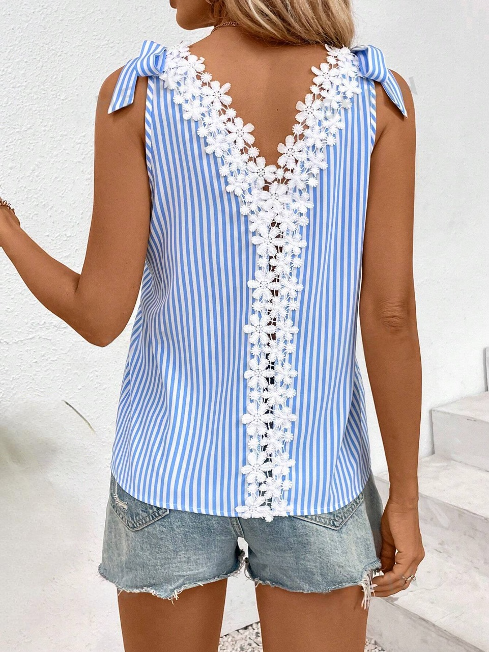 Camicetta smanicata da donna con stampa a righe e nodo sulla scollatura a V e bordo di pizzo per l'estate