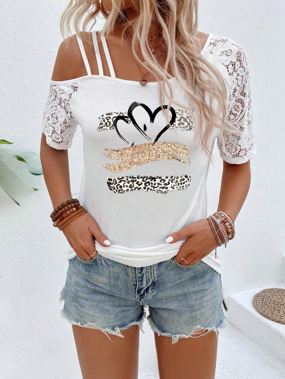 Maglietta casuale estiva in manica corta con scollo asimmetrico in laccetti a contrasto a stampa leopardata cuore per donne