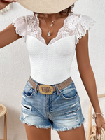 Maglietta pizzo a contrasto manica a farfalla con orlo smerlato