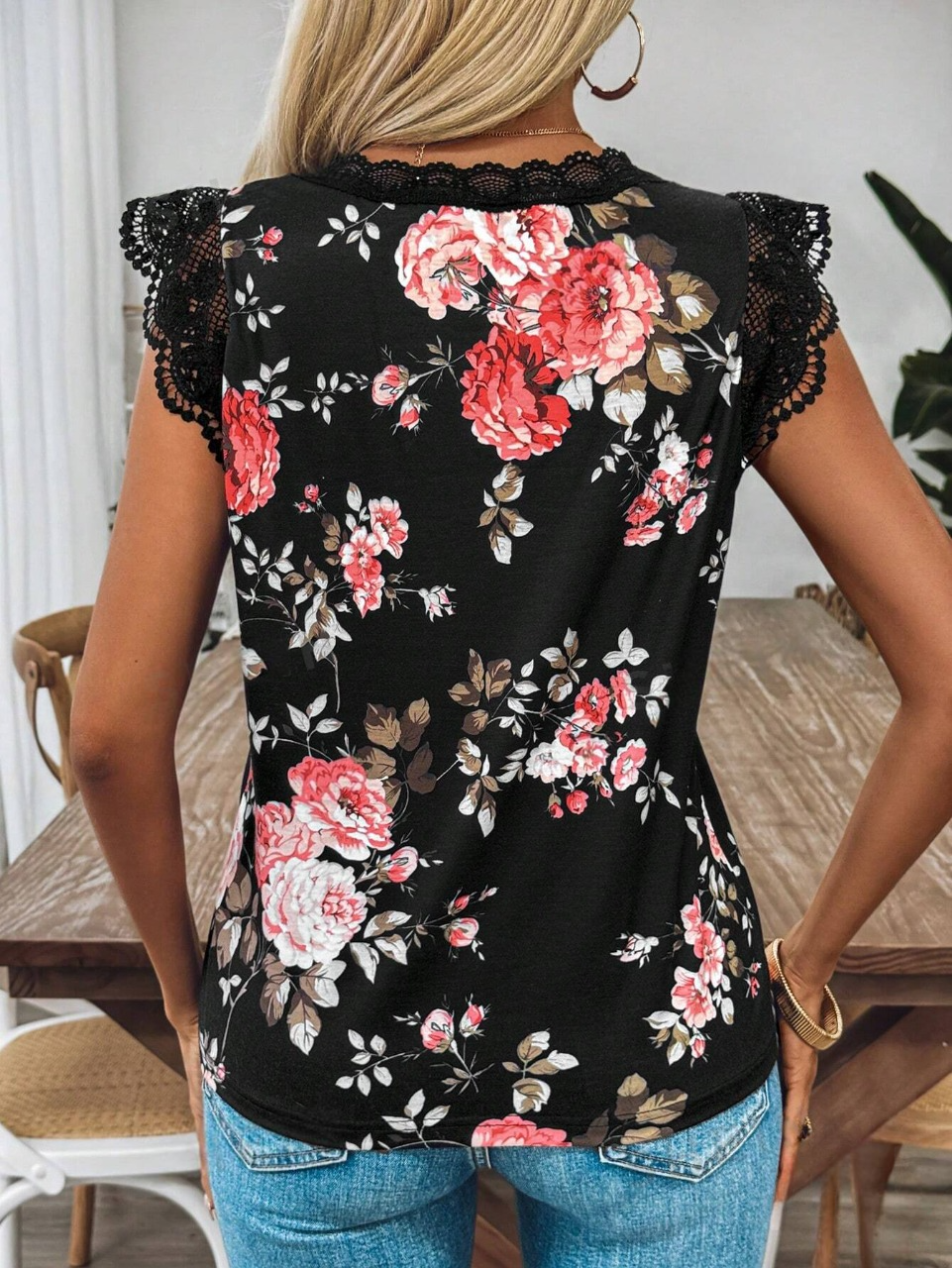 Maglietta estiva a patchwork in pizzo con stampa floreale