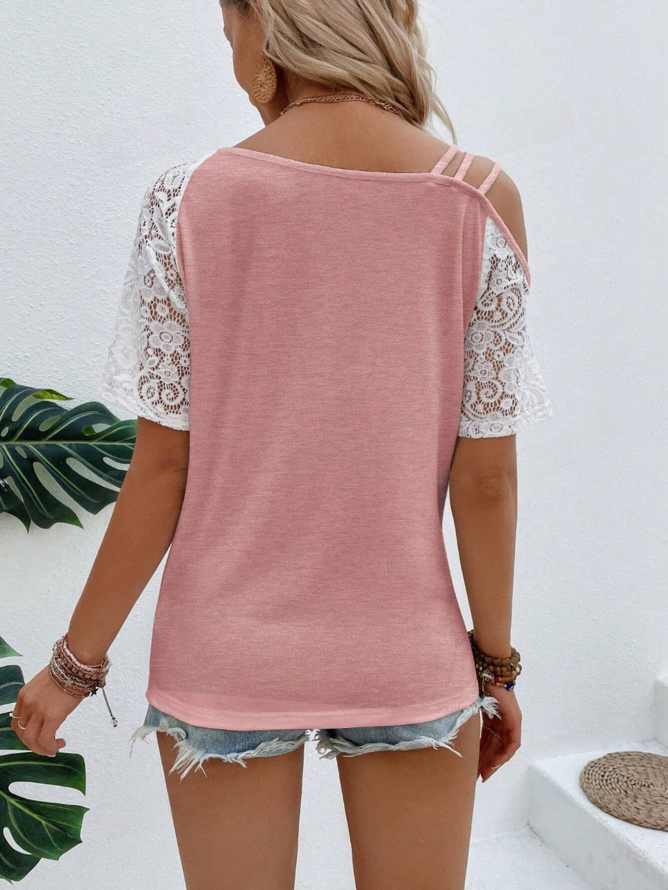 Maglietta casual da donna estiva con collo asimmetrico a blocchi di colore e manica corta in pizzo a contrasto