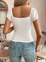 Maglietta aderente a maniche corte plissettata, scollatura quadrata profonda con maniche svasate in tessuto a maglia con pizzo floreale trasparente, top sexy per donne, adatto per feste estive, t-shirt estive