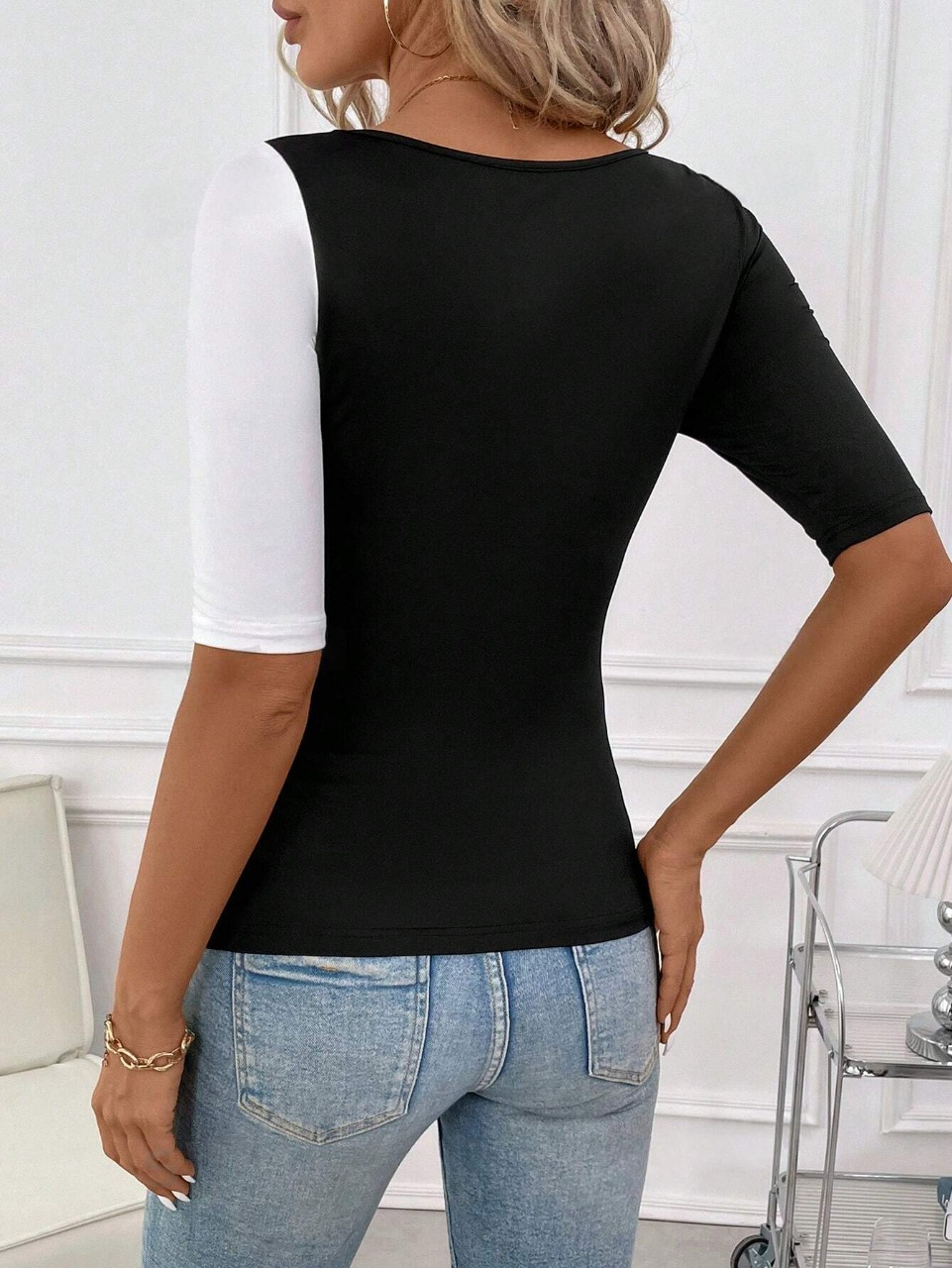 Maglietta slim fit asimmetrica da donna con collo a blocchi di colore nero e bianco